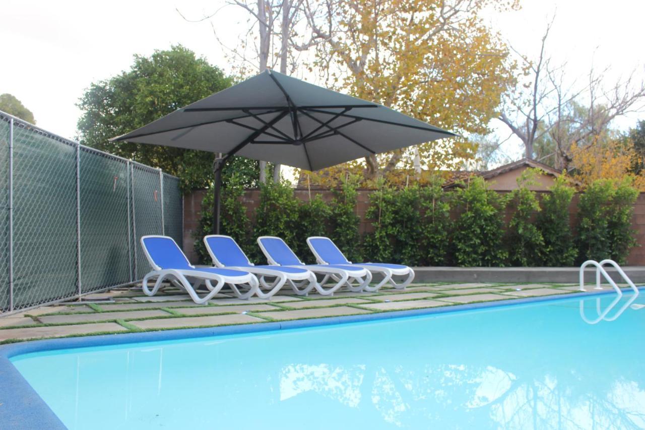A Serene Home With 5Br, 3Ba, Pool, Spa, And Mini-Golf
